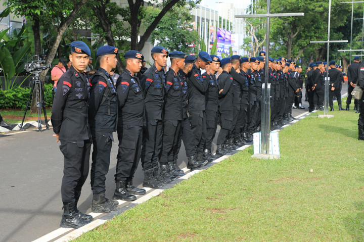 Selain itu, pasukan gabungan dari TNI, Polri, Pengamanan Dalam (Pamdal) KPU serta Pemerintah Provinsi (Pemprov) DKI Jakarta juga berjaga di ring satu yakni area debat.