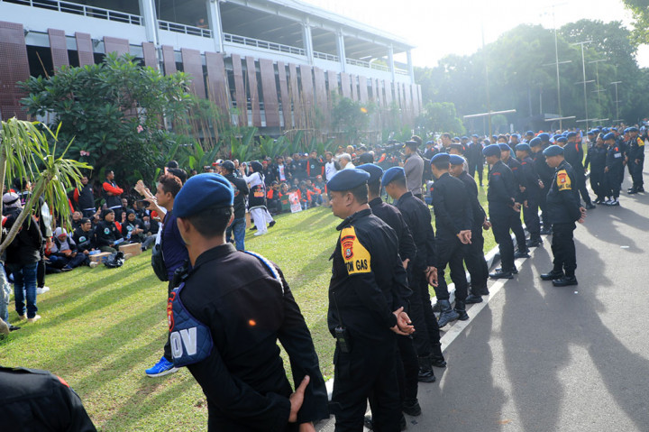 Lalu, puluhan personel bersepeda motor dari Polri turut melaksanakan patroli mengitari kawasan JCC yakni ring tiga pada sektor terluar pintu-pintu masuk ke kawasan area GBK hingga di kantong-kantong parkir.