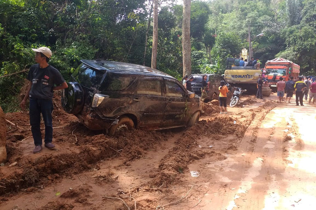 Hujan deras mengguyur Kabupaten Tapapanuli Utara, Sumatera Utara, akibatnya Jalan Lintas Sumatera (Jalinsum) Tapanuli Utara (Taput) menuju Kabupaten Tapanuli Tengah (Tapteng) longsor dan menyeret tujuh unit mobil dan satu unit rumah warga, di Desa Pagaran Pisang,  Kecamatan Adiankoting, Kabupaten Tapanuli Utara.
