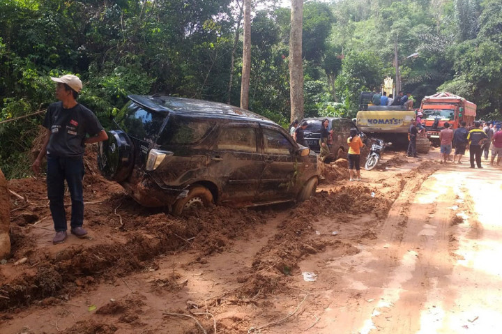 Hujan deras mengguyur Kabupaten Tapapanuli Utara, Sumatera Utara, akibatnya Jalan Lintas Sumatera (Jalinsum) Tapanuli Utara (Taput) menuju Kabupaten Tapanuli Tengah (Tapteng) longsor dan menyeret tujuh unit mobil dan satu unit rumah warga, di Desa Pagaran Pisang,  Kecamatan Adiankoting, Kabupaten Tapanuli Utara.