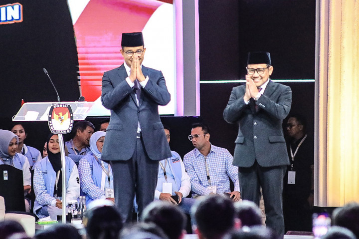 Pasangan capres dan cawapres nomor urut 1 Anies Baswedan dan Muhaimin Iskandar alias Cak Imin (AMIN) mengenakan setelah jas lengkap saat hadir di debat kelima Pemilihan Presiden (Pilpres) 2024. Jas dan celana berwarna hitam, lalu kemeja putih serta kopiah hitam.