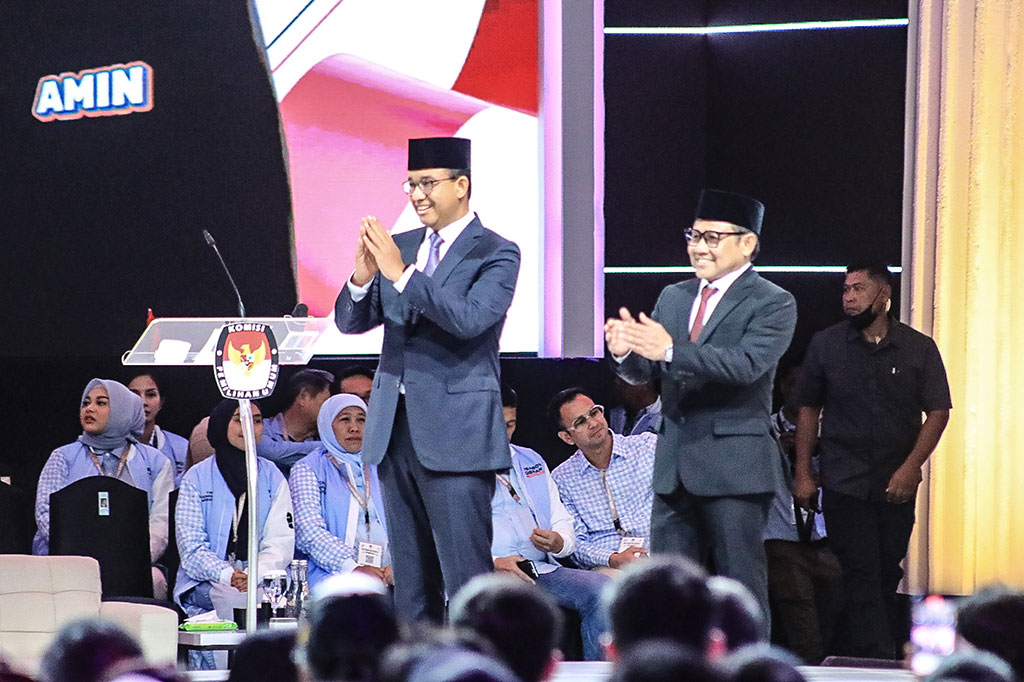 Pantauan Medcom.id, yang membedakan penampilan dari keduanya adalah dasi. Anies memakai warna biru sedangkan Cak Imin warna merah marun.