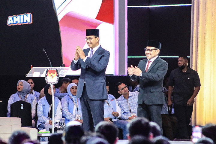 Pantauan Medcom.id, yang membedakan penampilan dari keduanya adalah dasi. Anies memakai warna biru sedangkan Cak Imin warna merah marun.