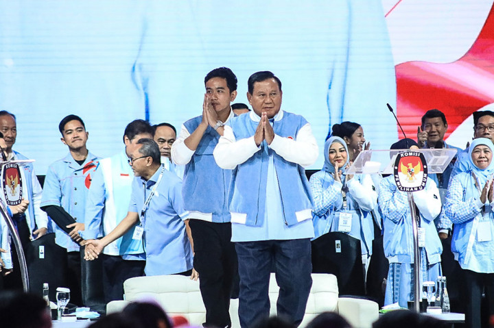 Sementara itu, capres dan cawapres nomor urut 2 Prabowo Subianto dan Gibran Rakabuming Raka memakai setelan jaket biru muda. Pakaian keduanya juga dilapisi kemeja biru muda.