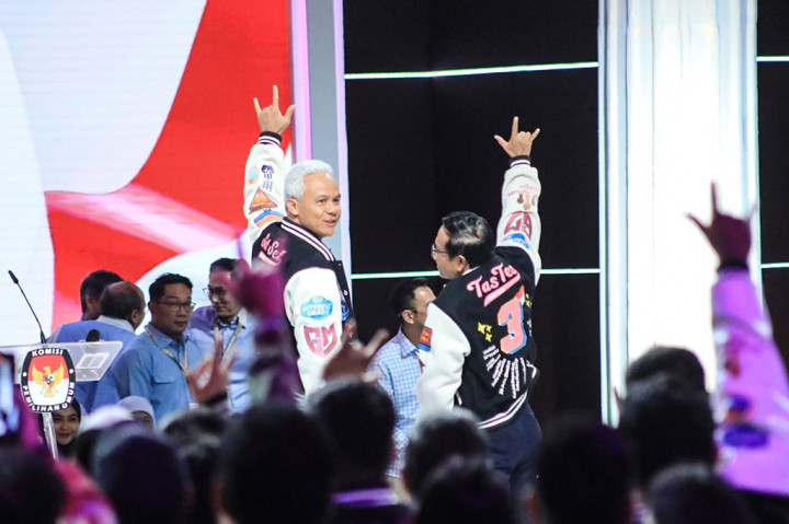 Sedangkan, capres dan cawapres nomor urut 3 Ganjar Pranowo dan Mahfud MD memakai jaket kombinasi warna hitam dan putih. Pada jaketnya, terdapat sejumlah emblem serta bordiran yang berisi visi misi mereka.