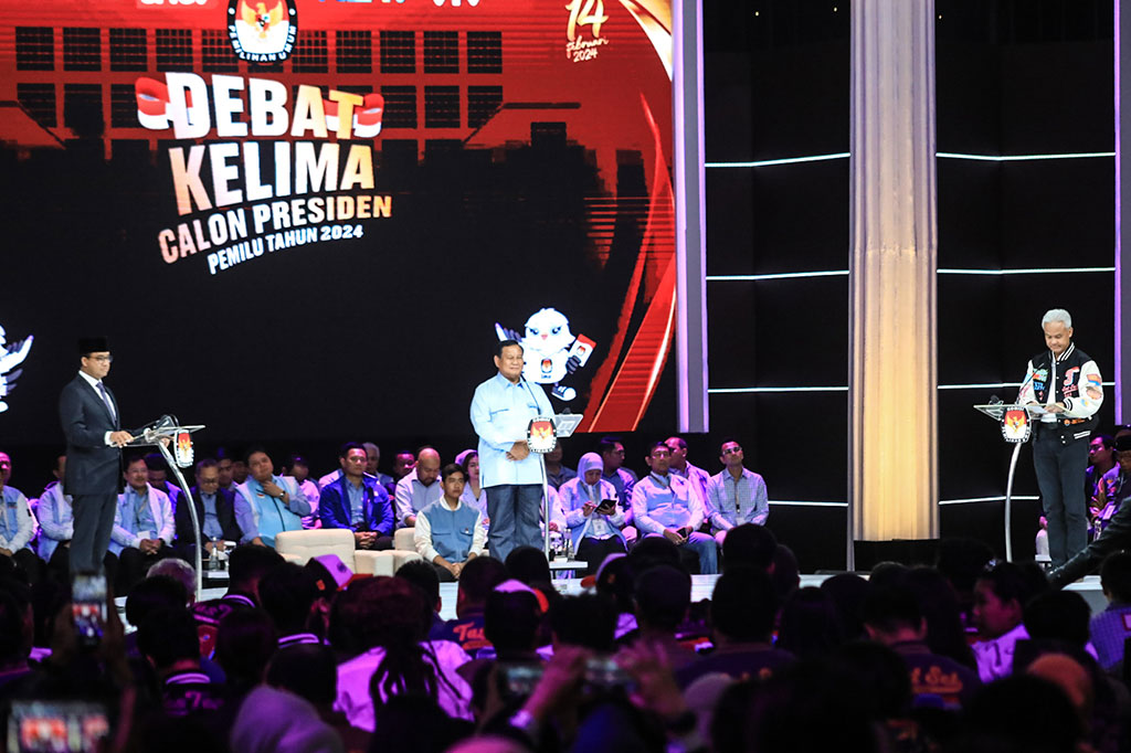 Calon presiden nomor urut 1 Anies Baswedan mengatakan bahwa negara tidak boleh pelit untuk berinvestasi di bidang pendidikan saat menanggapi tanggapan para kandidat soal kesejahteraan guru dalam debat kelima Pemilu Presiden (Pilpres) 2024.