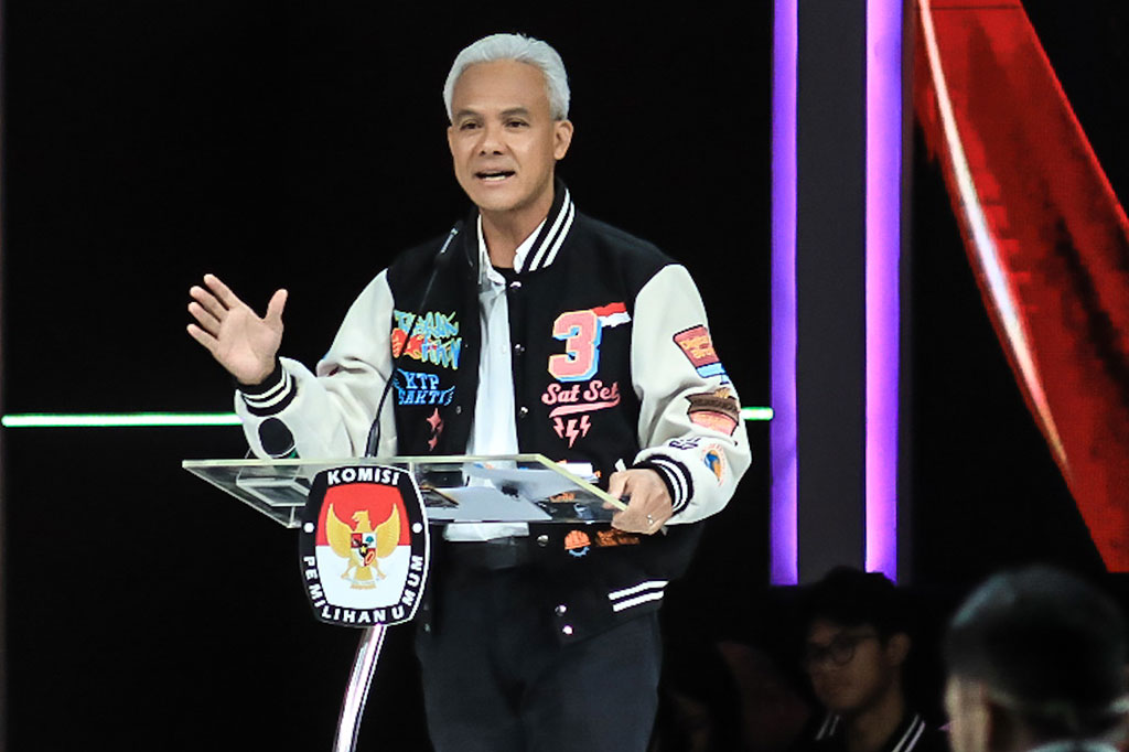 Saat itu, ia menyampaikan pemerintah provinsi harus memastikan guru menerima gaji yang layak. Bahkan, ia pun membuat kebijakan untuk memberikan tambahan gaji untuk guru. 