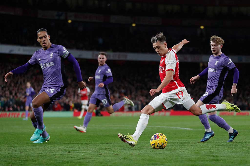 Arsenal berhasil menundukkan Liverpool dengan skor 3-1 pada pekan ke-23 Liga Primer Inggris 2023/2024, Minggu 4 Februari 2024 malam WIB. Hasil ini sekaligus mengakhir tren positif Liverpool yang tidak terkalahkan dalam 15 laga sebelumnya (5 seri, 10 menang) di kompetisi kasta tertinggi Inggris tersebut.