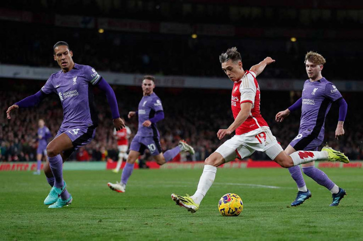 Arsenal berhasil menundukkan Liverpool dengan skor 3-1 pada pekan ke-23 Liga Primer Inggris 2023/2024, Minggu 4 Februari 2024 malam WIB. Hasil ini sekaligus mengakhir tren positif Liverpool yang tidak terkalahkan dalam 15 laga sebelumnya (5 seri, 10 menang) di kompetisi kasta tertinggi Inggris tersebut.