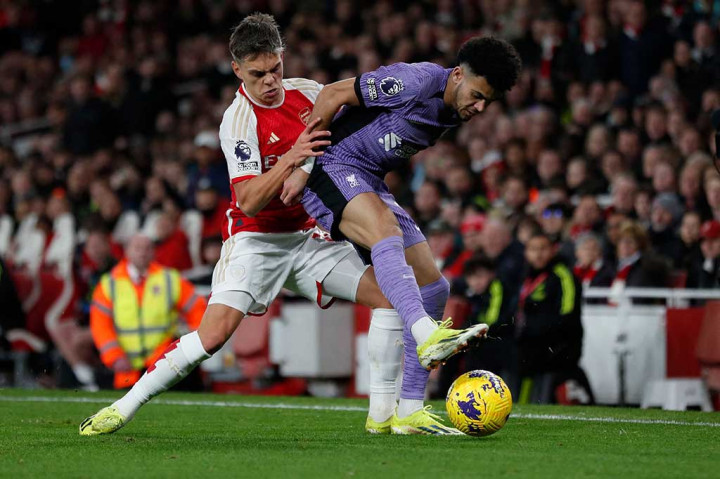 Sejatinya, jalannya pertandingan bergulir cukup imbang di Stadion Emirates karena tuan rumah hanya menguasai bola sebanyak 43 persen dan memiliki jumlah peluang tidak terlalu berbeda, yakni 15 berbanding 10 total tembakan. Namun, para pemain Liverpool kerap melakukan kesalahan yang menguntungkan Arsenal.