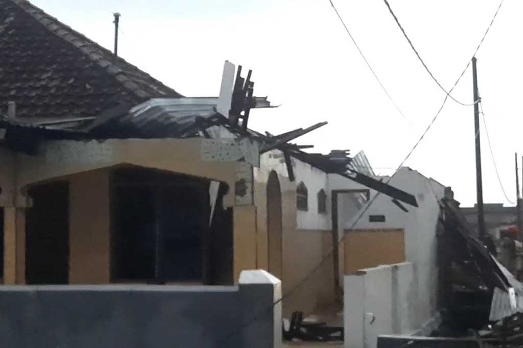 Angin puting beliung yang menerjang Desa Kedungwonokerto Kecamatan Prambon Kabupaten Sidoarjo pada Minggu, 4 Februari 2024 sore, mengakibatkan puluhan rumah porak-poranda dan sejumlah pohon tumbang. Satu warga juga dilaporkan tewas tertimpa atap rumah, sementara puluhan lainnya terluka terkena material yang beterbangan.