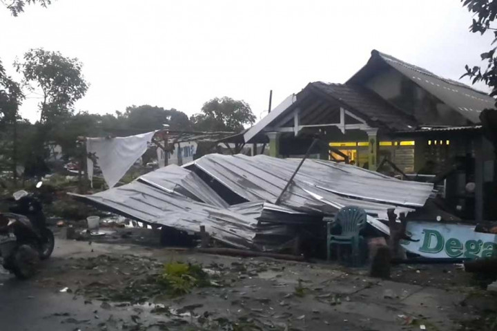 Detik-detik terjangan angin puting beliung di desa tersebut, sempat terekam kamera sejumlah warga. Dalam video tersebut terlihat kuatnya angin puting beliung, sehingga mengakibatkan puluhan rumah porak-poranda.