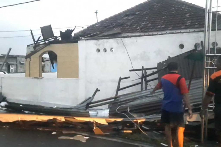Ada rumah yang atapnya roboh atau beterbangan, serta ada sejumlah pohon tumbang. Bahkan ada seorang warga dilaporkan meninggal dunia, dan puluhan lainnnya terluka.