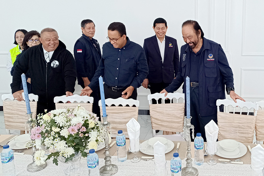 Surya Paloh dan Anies Baswedan, kemudian melakukan sarapan pagi bersama. Dalam agenda yang sama, Anies juga melakukan bakusapa atau menyapa warga Manado, didampingi Ketua Umum Partai NasDem Surya Paloh.