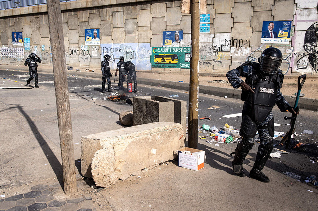 Dalam pernyataannya hari Sabtu, Sall mengatakan dia melakukan intervensi karena adanya perselisihan antara Majelis Nasional dan Mahkamah Konstitusi mengenai penolakan calon.