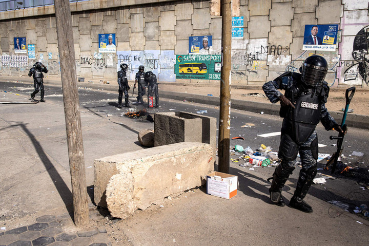 Dalam pernyataannya hari Sabtu, Sall mengatakan dia melakukan intervensi karena adanya perselisihan antara Majelis Nasional dan Mahkamah Konstitusi mengenai penolakan calon.