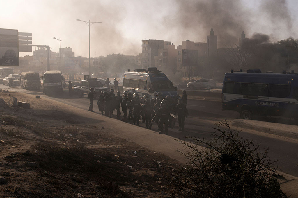 Pemilihan presiden telah ditetapkan pada tanggal 25 Februari dan Sall belum mengumumkan tanggal barunya, sehingga memicu gelombang kritik dari para pemimpin oposisi dan kekhawatiran internasional.