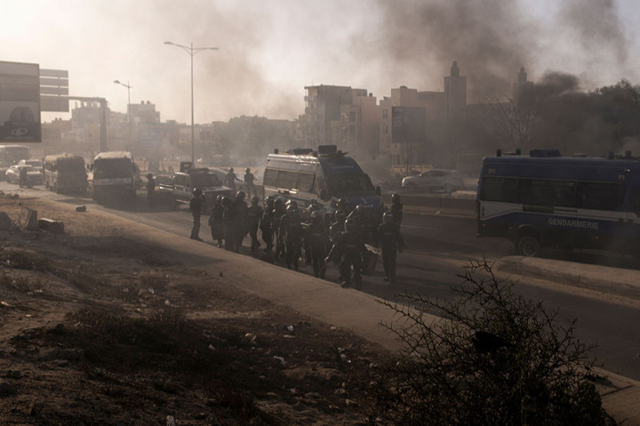 Pemilihan presiden telah ditetapkan pada tanggal 25 Februari dan Sall belum mengumumkan tanggal barunya, sehingga memicu gelombang kritik dari para pemimpin oposisi dan kekhawatiran internasional.