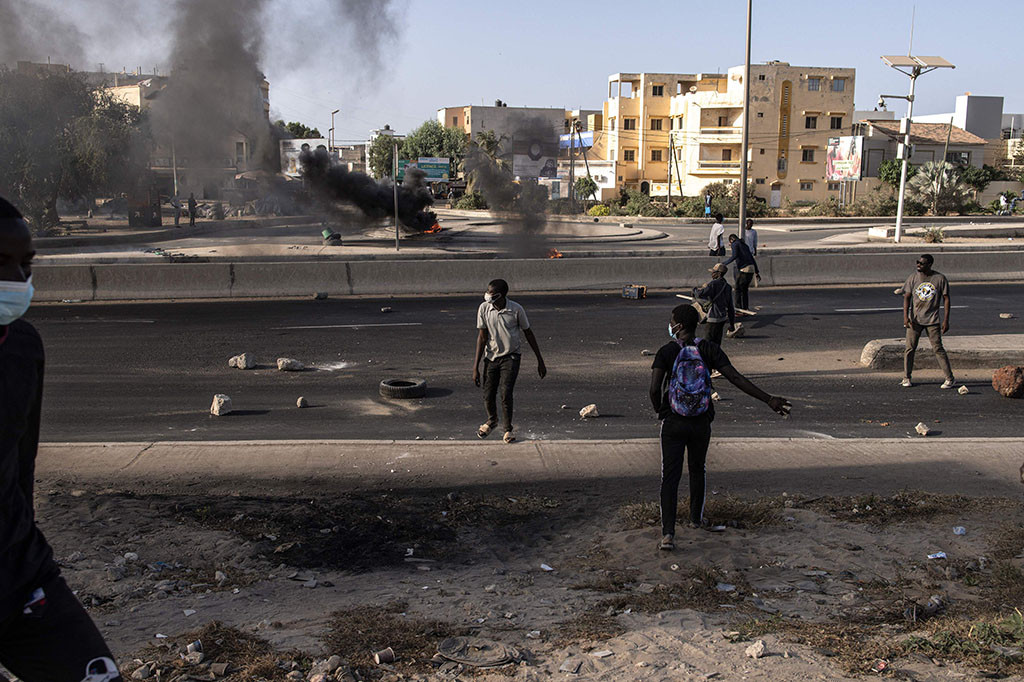Para pengunjuk rasa dan polisi bentrok di ibu kota Senegal, Dakar, dan setidaknya satu tokoh senior oposisi ditangkap pada hari Minggu, 4 Februari 2024, sehari setelah Presiden Macky Sall mengumumkan penundaan pemilihan presiden tanpa batas waktu.