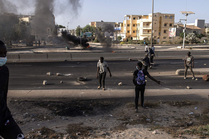 Para pengunjuk rasa dan polisi bentrok di ibu kota Senegal, Dakar, dan setidaknya satu tokoh senior oposisi ditangkap pada hari Minggu, 4 Februari 2024, sehari setelah Presiden Macky Sall mengumumkan penundaan pemilihan presiden tanpa batas waktu.