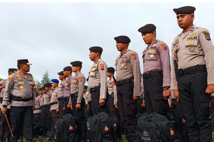 Upacara berlangsung di Lapangan Polda NTT ditandai dengan penyerahan secara simbolis ransel BKO kepada anggota Brimob dan samapta sebagai tanda kesiapan personel mengamankan TPS di seluruh wilayah.