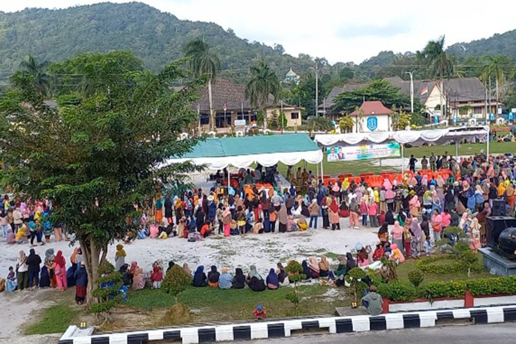 Menjelang tahun baru Imlek 2575, ribuan warga di Kabupaten Bangka rela antri guna mendapatkan sembako murah bersubsidi di halaman kantor Bupati Bangka, Senin, 5 Februari 2024.