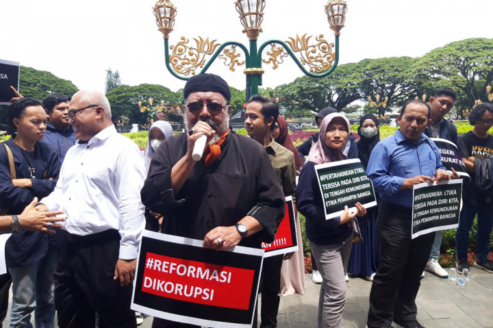 Seruan moral para sivitas academica kampus bersama masyarakat sipil merambah Kota Malang, Jawa Timur, Senin, 5 Februari 2024. Di kota berjuluk Kota Pendidikan, pegiat gerakan demokrasi melancarkan seruan moral untuk reformasi jilid dua jelang Pemilu 2024. Mereka bergerak lantaran Indonesia krisis kepemimpinan dan keteladanan bangsa.