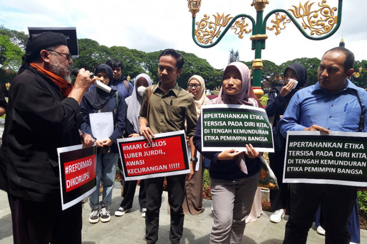 Juru bicara seruan luhur akademisi dan masyaraat sipil Malang Raya Purnawan Dwikora Negara mengatakan bangsa ini membutuhkan keteladanan yang pemimpinnya senantiasa mematuhi etika berbangsa dan bernegara.