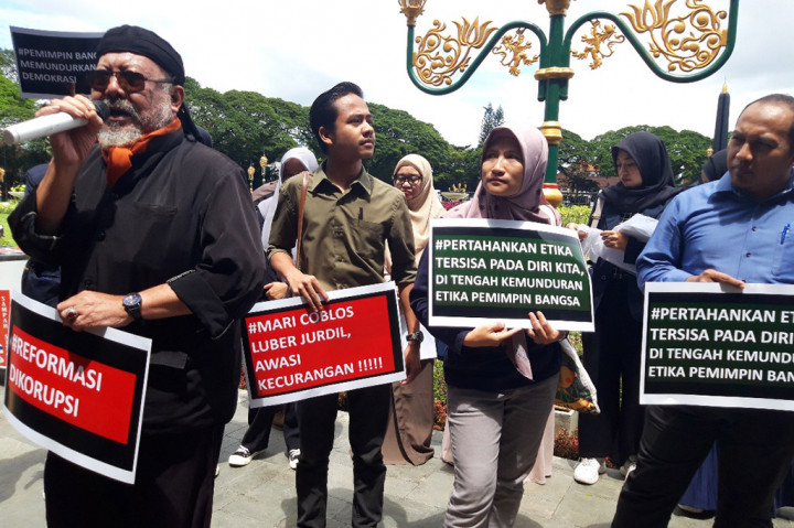 Sekitar 86 orang dari berbagai perguruan tinggi menggelar mimbar demokrasi di pelataran Alun-Alun Kota Malang sembari membentangkan poster berisi kritik, masukan dan ajakan bersama mengawasi Pemilu sehingga pesta demokrasi berlangsung jujur dan adil.
