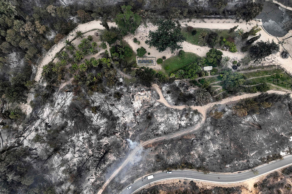 Abraham Mardones, seorang tukang las yang meninggalkan rumahnya yang terbakar di Vina del Mar, mengatakan kepada AFP bahwa dia nyaris lolos dari kobaran api yang terjadi di lereng bukit pada hari Jumat dan melewati beberapa blok di kota tepi pantai tersebut.