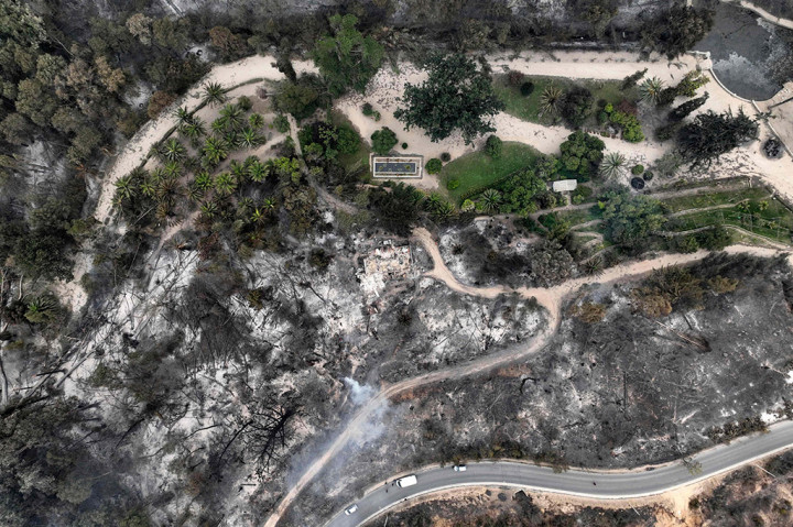 Abraham Mardones, seorang tukang las yang meninggalkan rumahnya yang terbakar di Vina del Mar, mengatakan kepada AFP bahwa dia nyaris lolos dari kobaran api yang terjadi di lereng bukit pada hari Jumat dan melewati beberapa blok di kota tepi pantai tersebut.