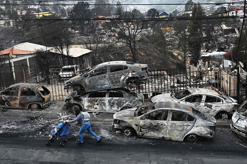 Para petugas pemadam kebakaran terus memadamkan api di kawasan wisata pesisir Valparaiso di tengah gelombang panas musim panas yang intens, dengan suhu melonjak hingga 40 derajat Celcius (104 derajat Fahrenheit) selama akhir pekan.
