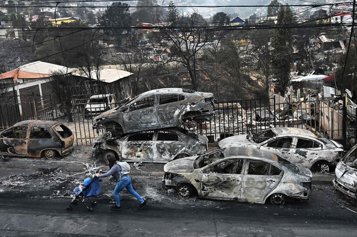 Para petugas pemadam kebakaran terus memadamkan api di kawasan wisata pesisir Valparaiso di tengah gelombang panas musim panas yang intens, dengan suhu melonjak hingga 40 derajat Celcius (104 derajat Fahrenheit) selama akhir pekan.
