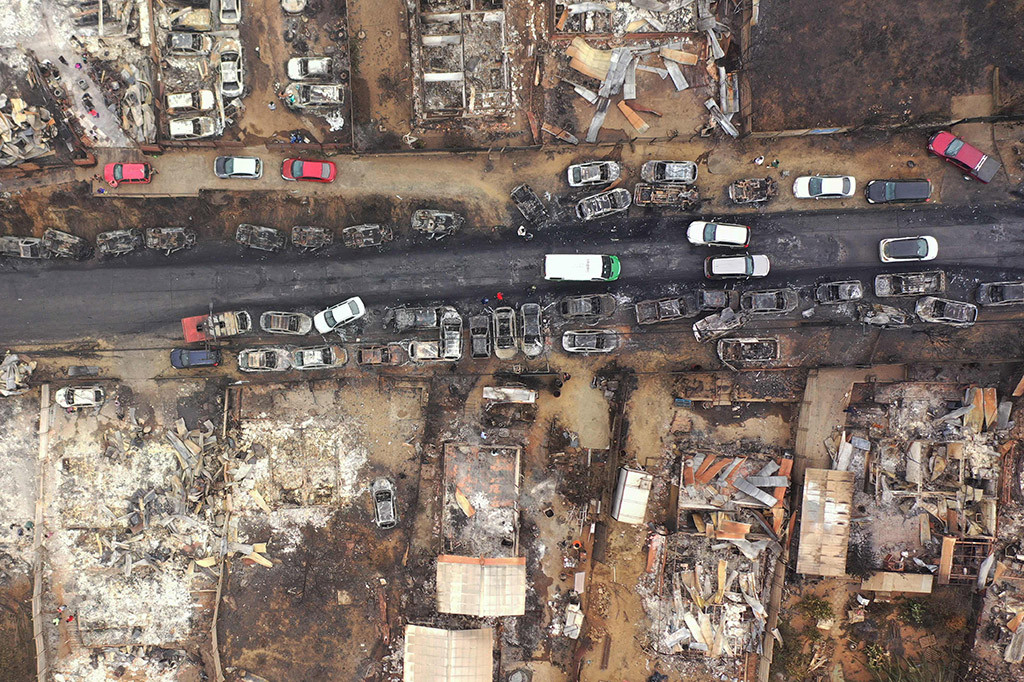 “Kami melihat ke luar lagi dan api sudah ada di tembok kami. Hanya butuh waktu 10 menit. Seluruh bukit terbakar,” ujarnya.
