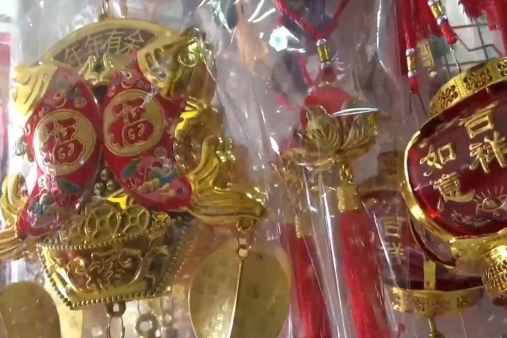 Pemilik toko, Andi Wijaya, mengatakan yang paling banyak diburu pembeli adalah kertas angpao, gantungan lampion. Tapi umumnya warga tidak membeli satu macam saja sehingga hampir merata seperti tempelan pintu dan hiasan lainnya yang bernuansa naga kayu sesuai shio tahun ini juga banyak peminatnya.