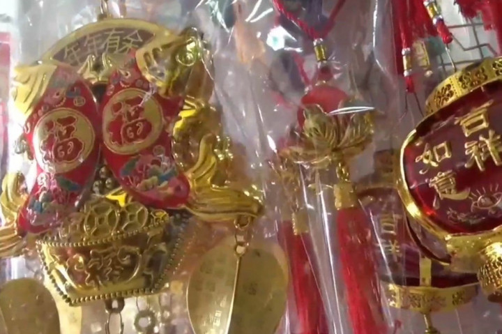 Pemilik toko, Andi Wijaya, mengatakan yang paling banyak diburu pembeli adalah kertas angpao, gantungan lampion. Tapi umumnya warga tidak membeli satu macam saja sehingga hampir merata seperti tempelan pintu dan hiasan lainnya yang bernuansa naga kayu sesuai shio tahun ini juga banyak peminatnya.