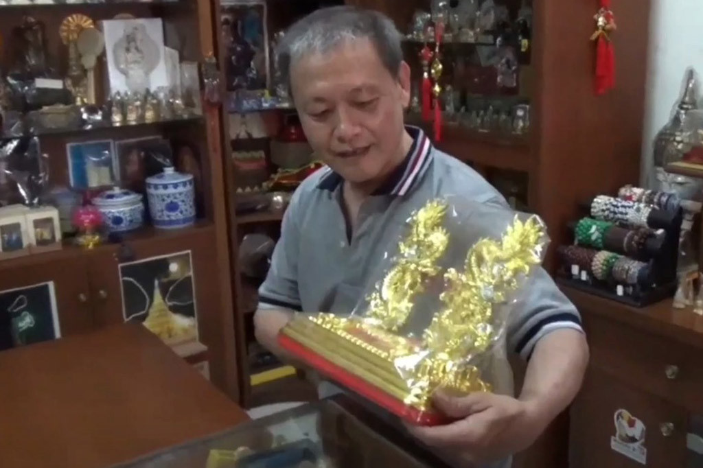 Tidak saja pelanggan lama tapi juga yang baru buka usaha tahun ini juga banyak kata andi. Harga pernak pernik khas Imlek yang dijual mulai dari 85 ribu hingga 250 ribu rupiah.