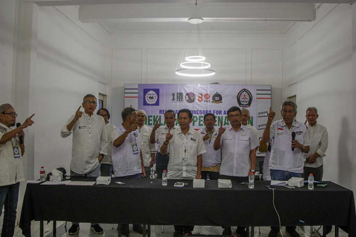 Para alumi Universitas Diponegoro yang tergabung dalam REDAM (Relawan Diponegoro for Amin) mengucapkan deklarasi mendukung pasangan nomor urut 1 Anies Baswedan-Muhaimin Iskandar (AMIN) di Rumah Pemenangan Timnas Amin di Diponegoro 10, Menteng, Jakarta, Senin, 5 Februari 2024.