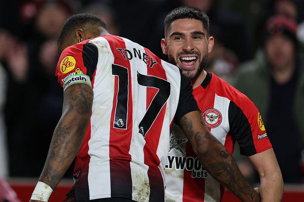 Brentford mengejutkan City dengan mencetak gol terlebih dahulu pada menit ke-21. Tendangan gawang Mark Flekken meluncur jauh ke depan, bola memantul dan mengarah ke Neal Maupay yang menyelesaikan dengan sepakan mendatar ke sudut bawah gawang untuk mengubah skor 1-0.
