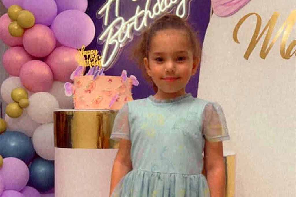 Terakhir kali Hind Rajab yang berusia enam tahun terdengar kabarnya saat berada di antara kerabatnya yang telah meninggal dan terjebak di dalam mobil keluarga, setelah diserang Israel di Kota Gaza yang dilanda perang.