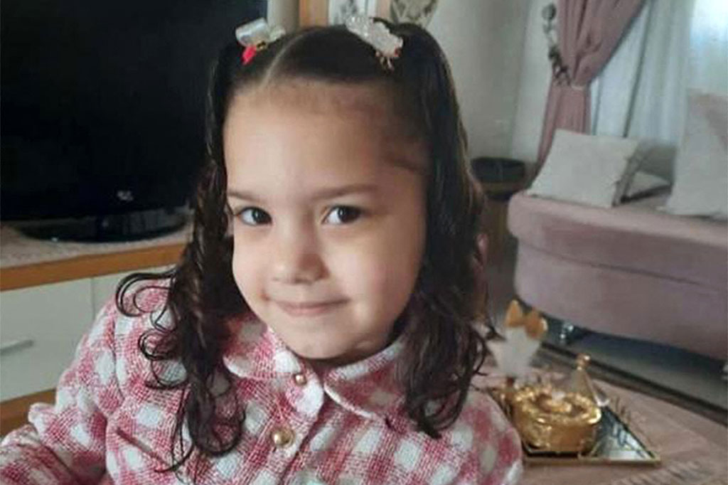 “Dia ketakutan, panik, dan terluka di punggung, tangan, dan kakinya,” kata kakeknya, Baha Hamada, salah satu orang terakhir yang berbicara dengan gadis itu lewat sambungan telepon. “Dia terus meminta saya untuk datang dan menjemputnya.”