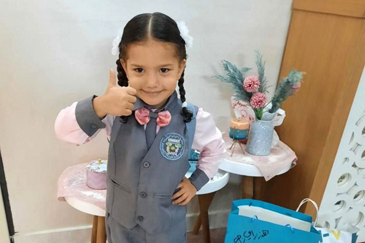 Namun ketika tim penyelamat dari Bulan Sabit Merah Palestina berbicara dengan Layan yang berusia 15 tahun melalui telepon, mereka mengatakan bahwa panggilan mereka terputus karena suara tembakan. Baik Hamada maupun organisasinya mengatakan Layan tewas dalam penembakan itu.