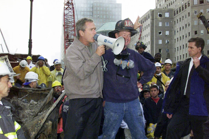 Foto-foto Bush berbicara melalui megafon dengan lengannya merangkul Robert 'Bob' Beckwith, yang saat itu berusia 69 tahun dan mengenakan helm dan kaus pemadam kebakaran, adalah salah satu adegan paling terkenal dari aksi tanggap darurat di Ground Zero, usai diserang teroris.