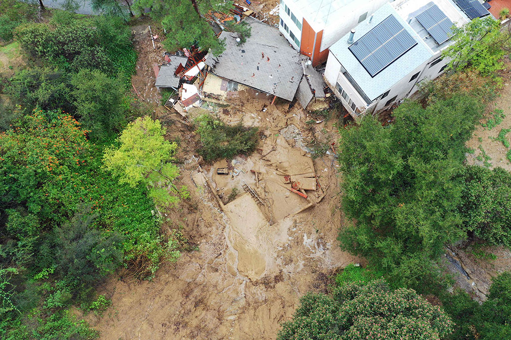 Sebuah rumah hancur akibat diterjang tanah longsor di Los Angeles, California, Senin, 5 Februari 2024. Badai dahsyat yang menerjang Kalifornia pada hari Senin, 5 Februari 2024, telah menyebabkan sedikitnya tiga orang tewas dan menyebabkan tanah longsor dan banjir bandang.