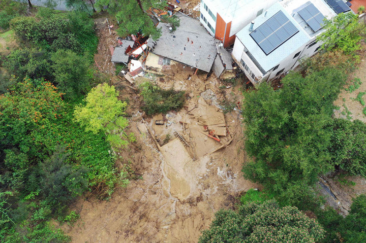 Sebuah rumah hancur akibat diterjang tanah longsor di Los Angeles, California, Senin, 5 Februari 2024. Badai dahsyat yang menerjang Kalifornia pada hari Senin, 5 Februari 2024, telah menyebabkan sedikitnya tiga orang tewas dan menyebabkan tanah longsor dan banjir bandang.