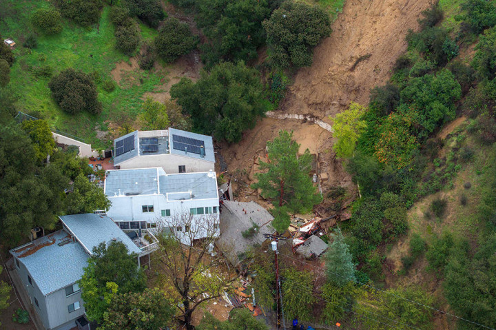 Curah hujan lebih dari sepuluh inci (25 sentimeter) tercatat di salah satu bagian Los Angeles County dalam 24 jam, dan diperkirakan tidak akan berhenti dalam beberapa hari mendatang.