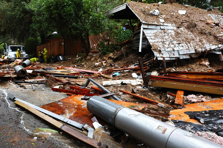 Lereng gunung di kawasan Hollywood Hills lonsor, mengubur mobil dan merusak rumah, sementara di dekat Beverly Glen, tanah longsor merobohkan satu rumah.