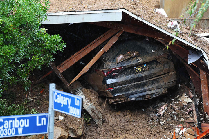 Isi rumah – termasuk sebuah piano – disapu ke jalan di lingkungan mewah, di mana rumah-rumah secara rutin berpindah tangan dan bernilai jutaan dolar.