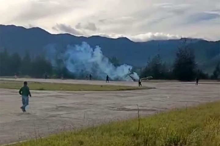 Pesawat Smart Air dengan nomor registrasi PK-SNJ mengalami kecelakaan saat mendarat di Bandara Aminggaru, Distrik Erogama, Kabupaten Puncak, Papua Tengah, Senin, 5 Februari 2024 pagi.