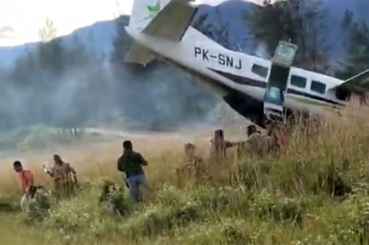 Pesawat yang dikemudikan pilot Ilman dan kopilot Ilham itu membawa 12 penumpang, yakni dr. Yofri, Erina Murib, Denius, Iptu I Putu Dhyana, AKP Yulius Harikatang, Obet Kafiota, Irince, Melince, Weta, Kior, Melinus Tabuni dan Julinus.